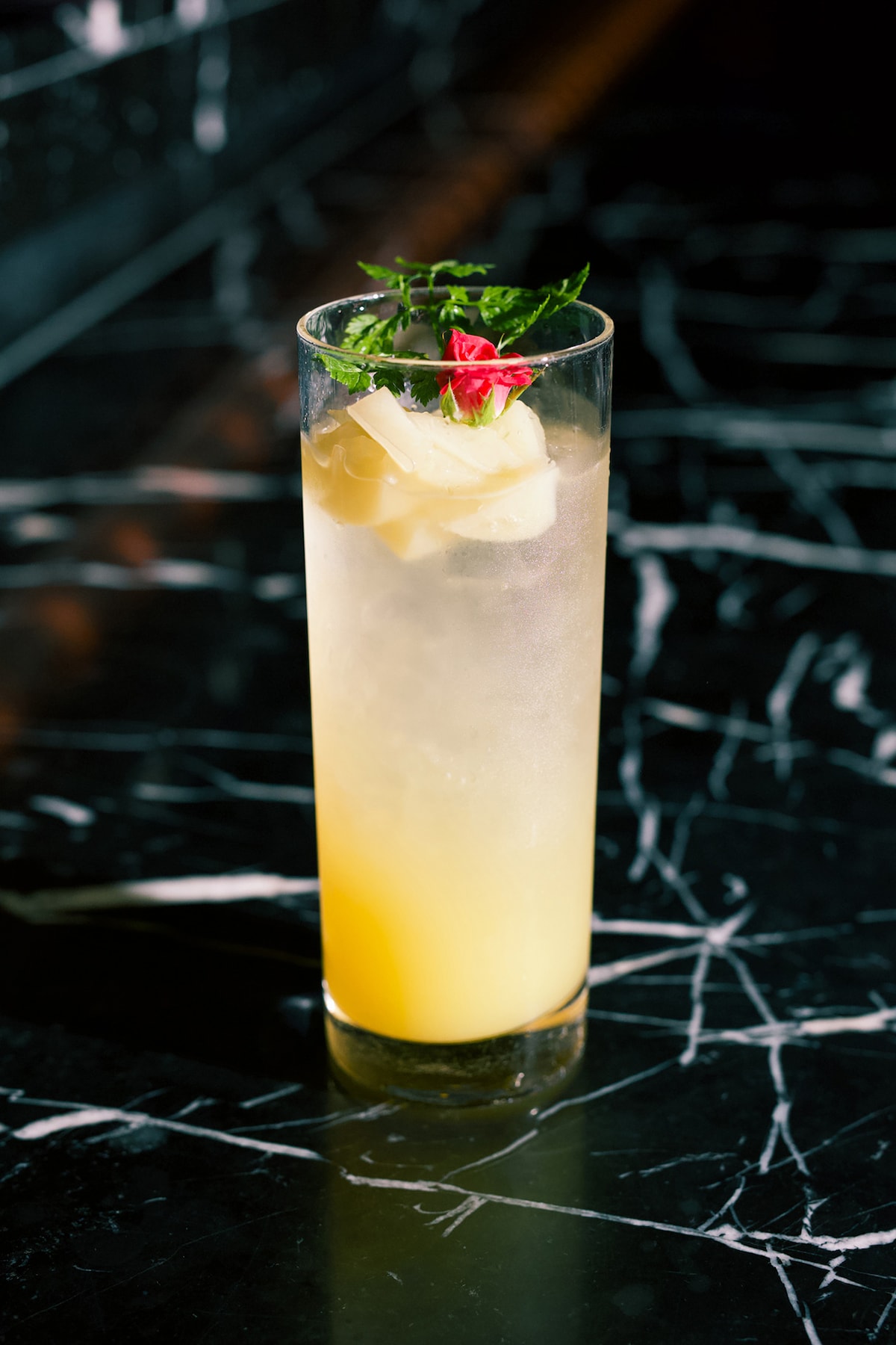 「MONO NO AWARE Billboard Live TOKYO」で提供されたオリジナルカクテル「モモノアワレ」。