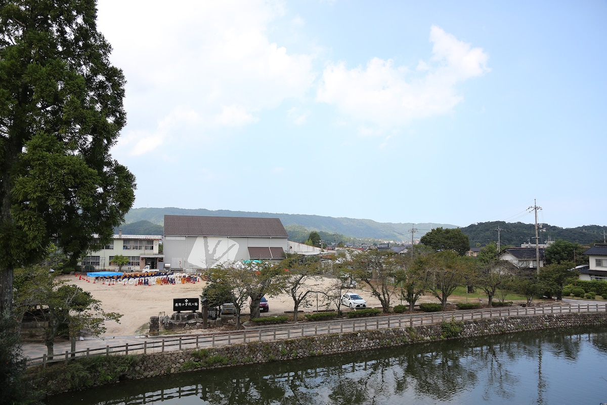 鳥の劇場がある鹿野町には、戦国時代に亀井茲矩が城主を務めた鹿野城があった。写真は城跡公園からとらえた鳥の劇場。