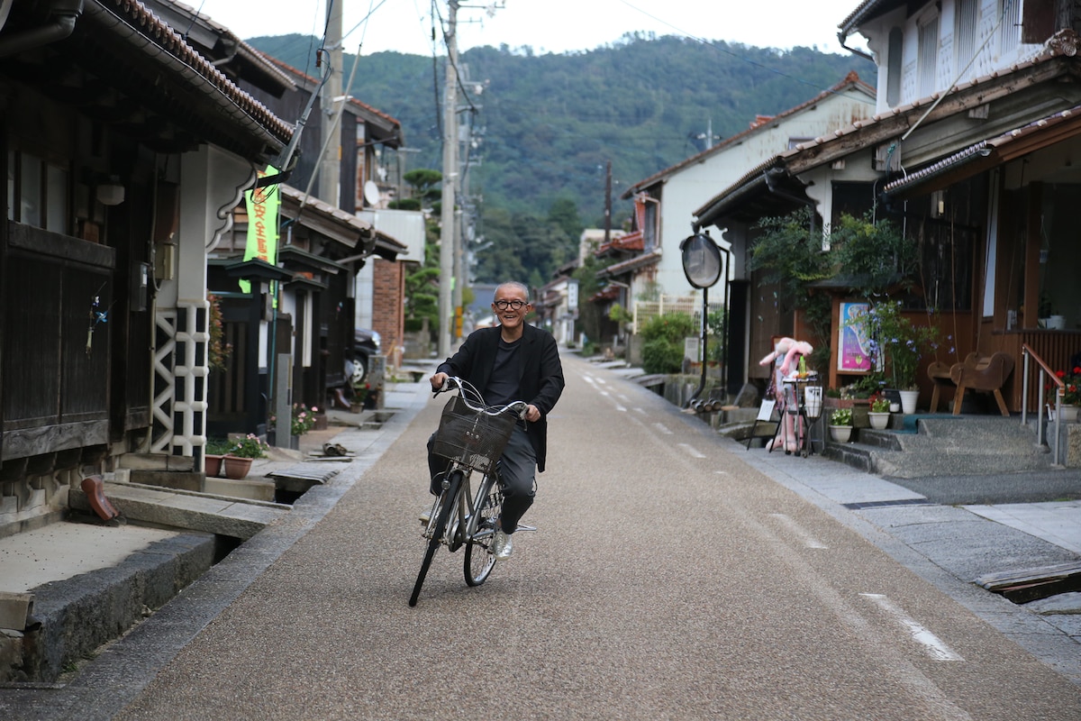 屋根の趣ある住居や商店が立ち並ぶ、鳥の劇場がある鹿野町。