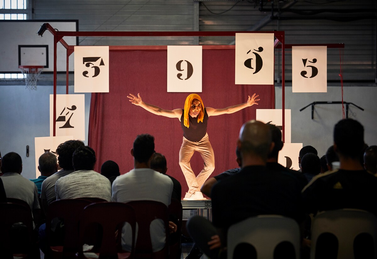 劇研×ディディエ・ガラス「アフメドは語る 音にのせて」より。©Christophe Raynaud de Lage