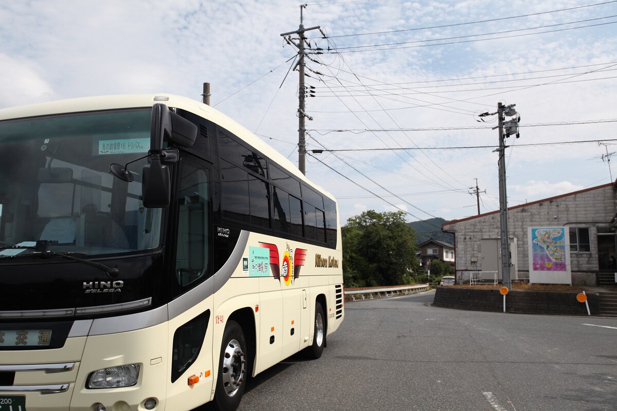 演劇祭はしごバスイメージ。