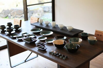 焼き物展示の様子（提供：いなば西郷の郷）。