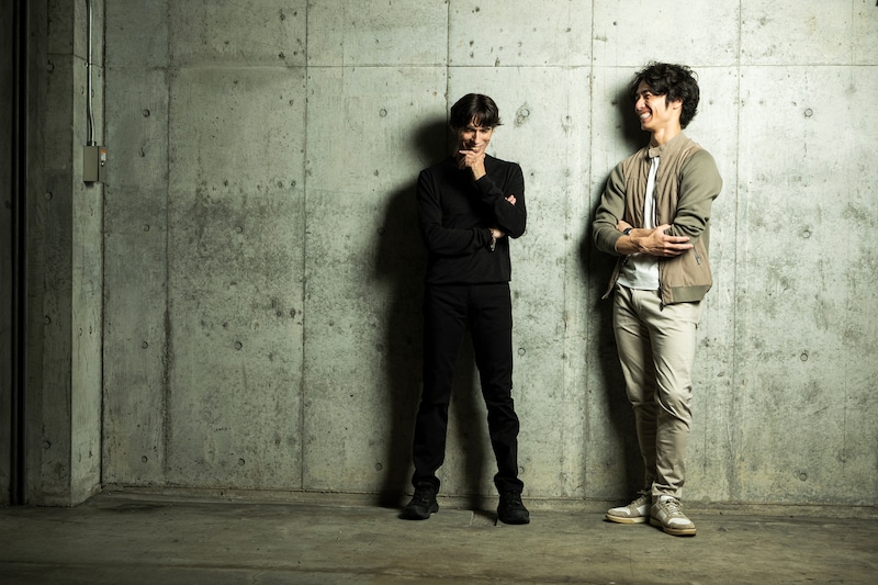 左からジル・ロマン、柄本弾。