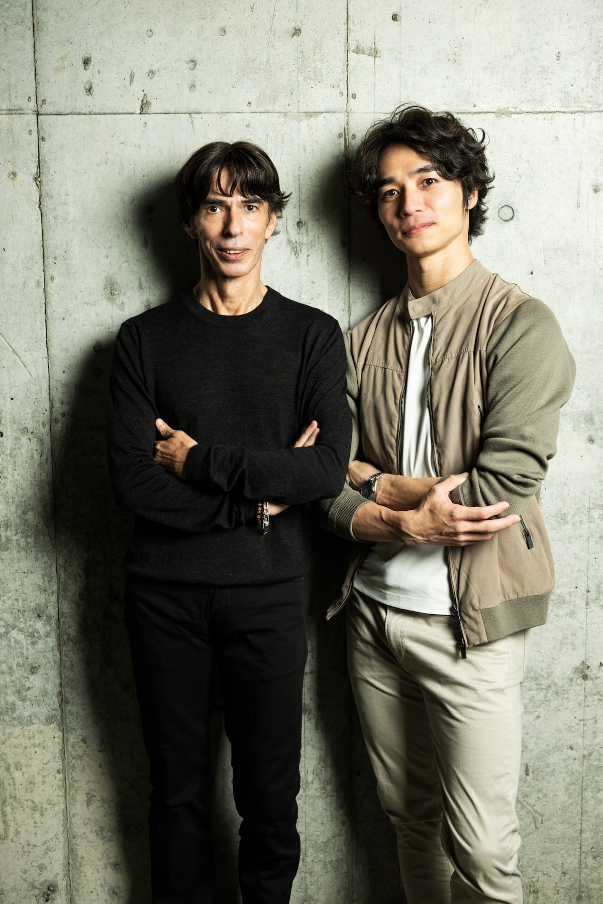 実は背伸びをしているジル・ロマン（左）と柄本弾。