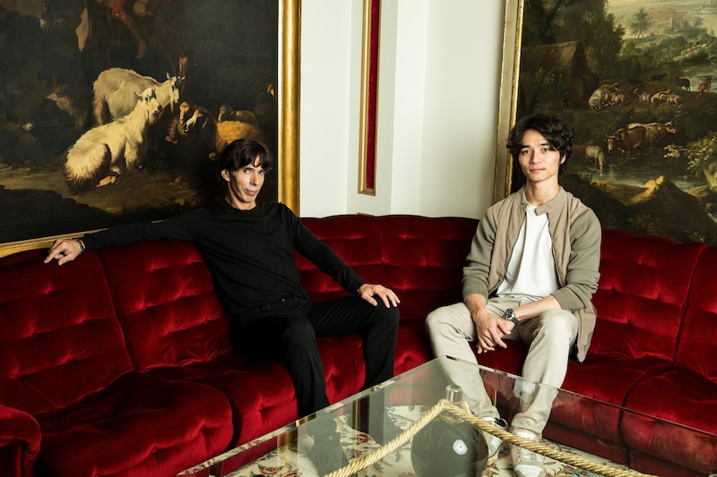 左からジル・ロマン、柄本弾。