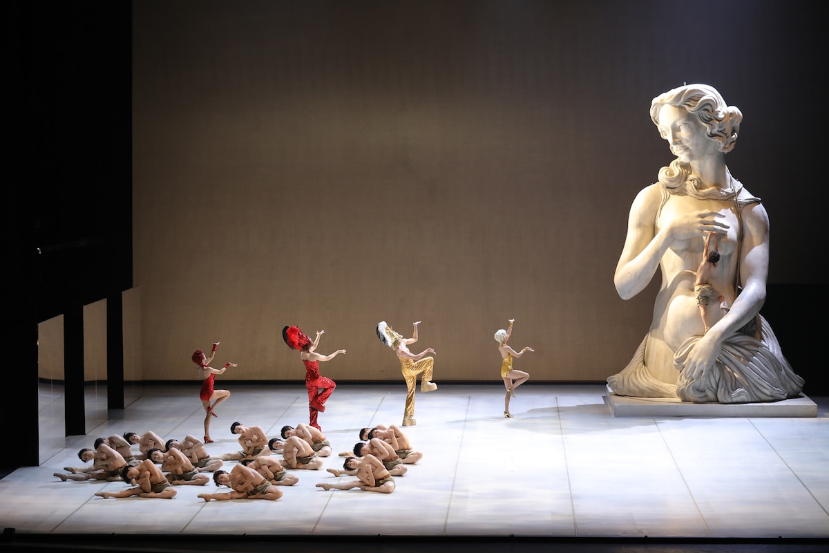 「ベジャールの『くるみ割り人形』」より。（Photo by Kiyonori Hasegawa)