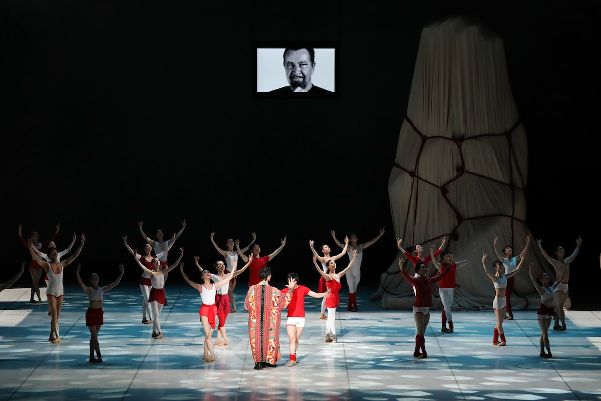 「ベジャールの『くるみ割り人形』」より。（Photo by Kiyonori Hasegawa)