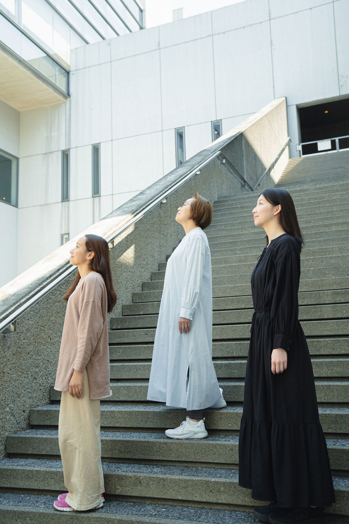 左から豊原江理佳、増子倭文江、土居志央梨。