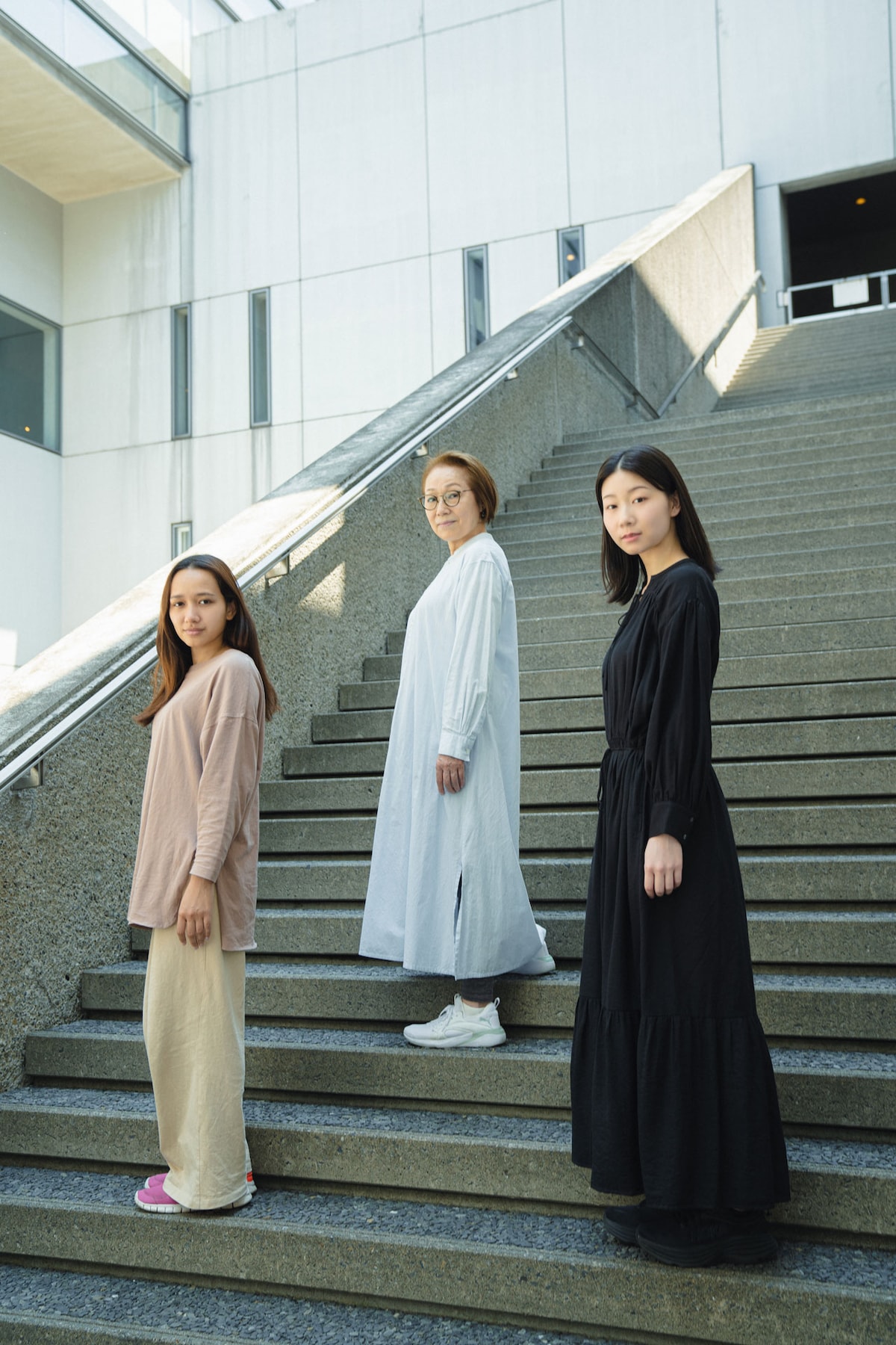 左から豊原江理佳、増子倭文江、土居志央梨。