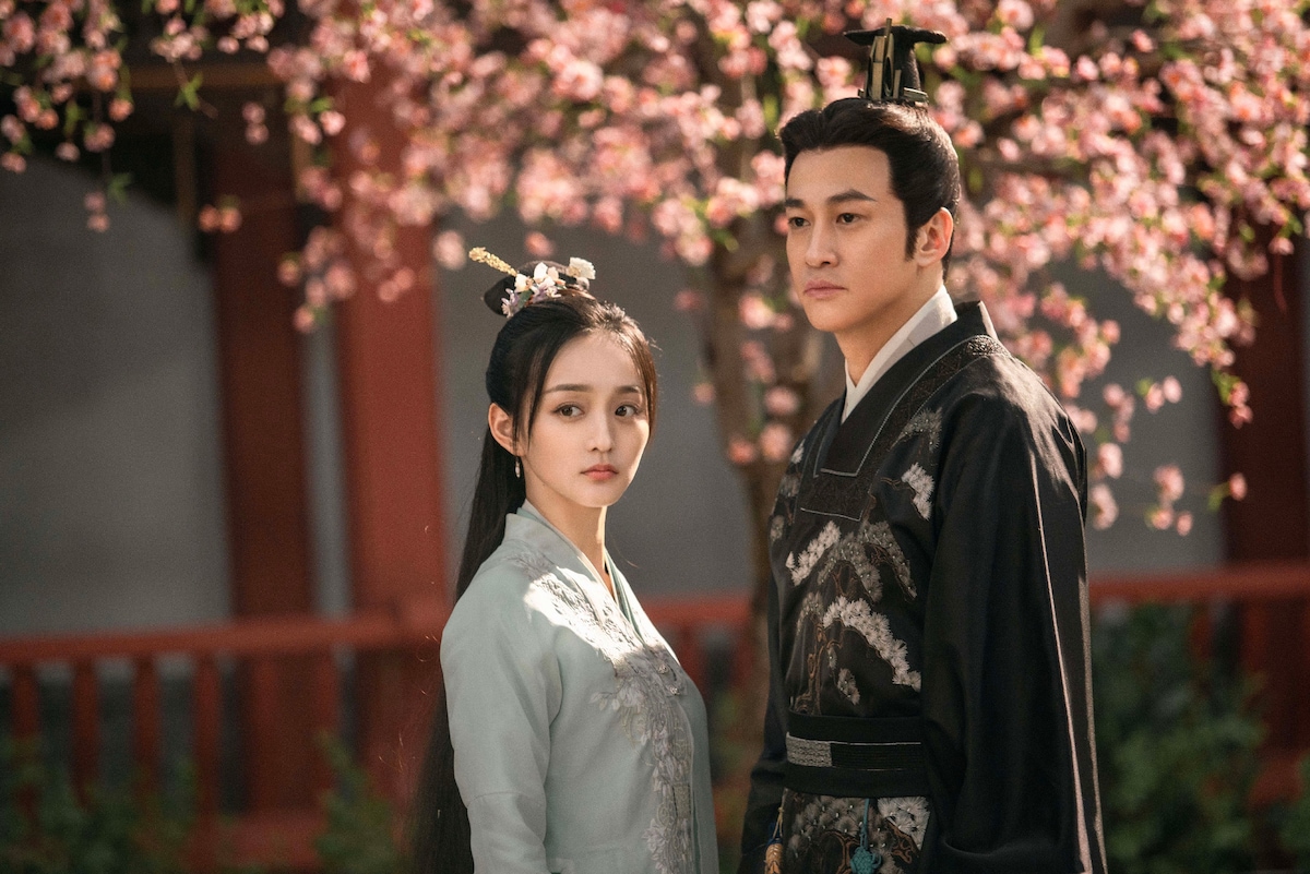 中国ドラマ「恋心が芽吹く頃～Blooming Days～」より、左からハー・ホンシャン演じる駱青蓮、ピーター・ホー扮する賀連信。