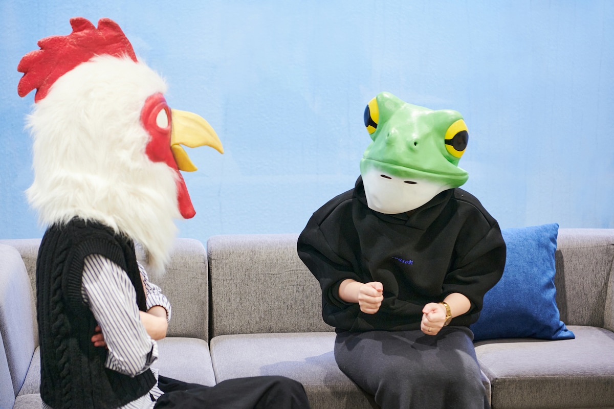 左から板垣巴留、山口つばさ。