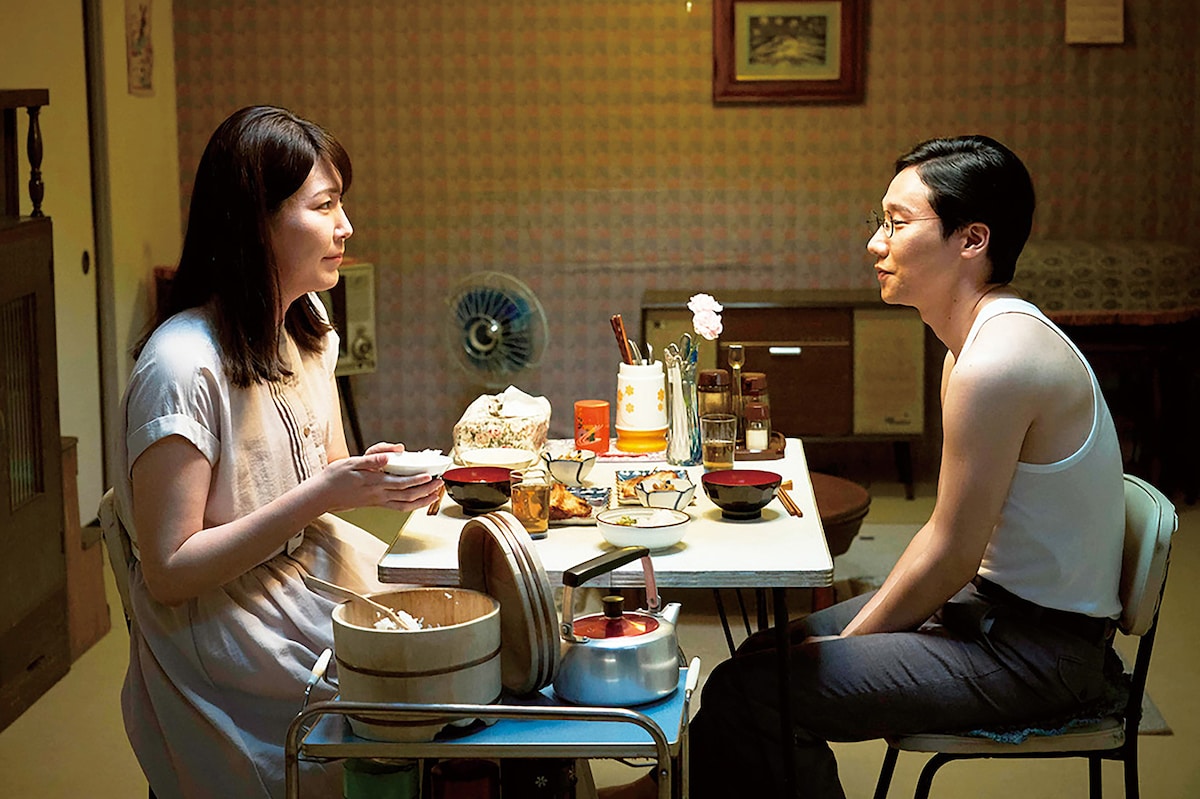 中川未悠演じるサチ（左）、前原滉演じるサチの恋人・若村篤彦（右）