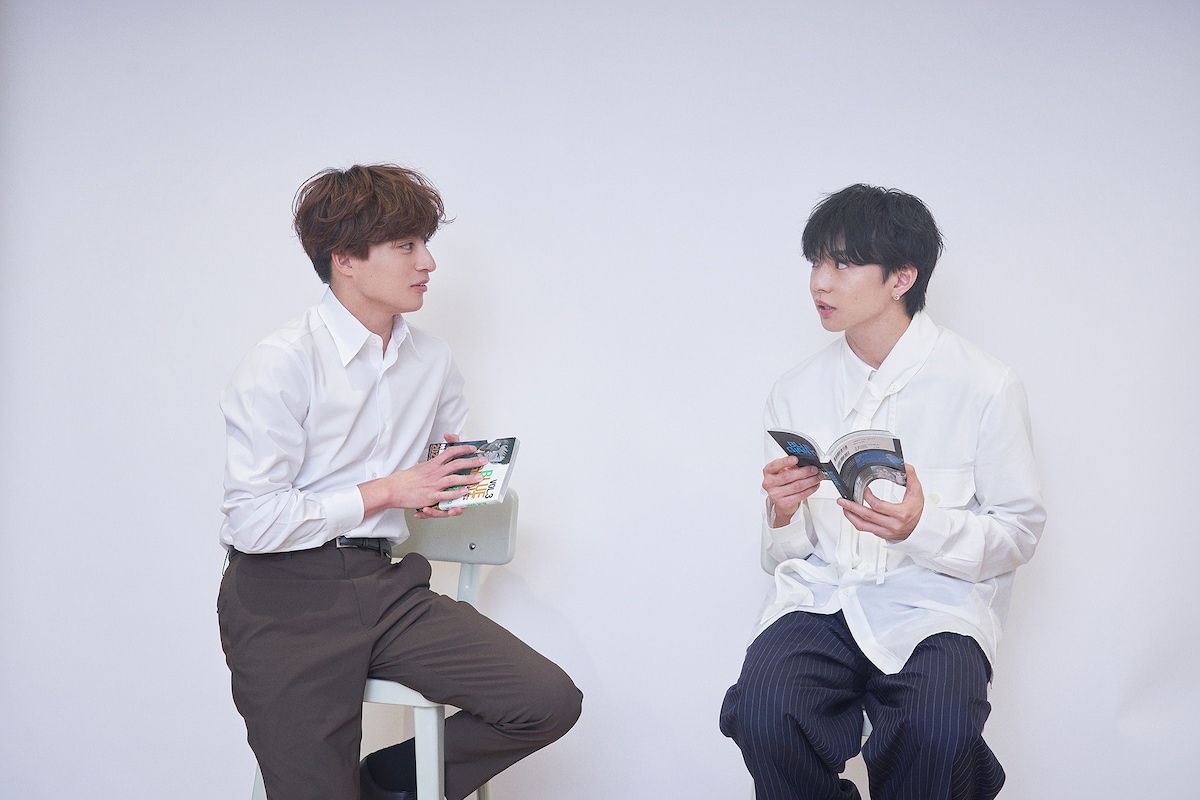 左から白濱亜嵐、佐藤大樹。