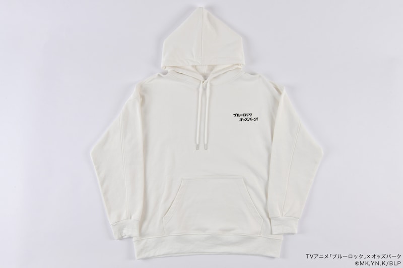 抽選で50人にプレゼントされる「【ブルーロック】コラボ パーカー（白 / XLサイズ）」。