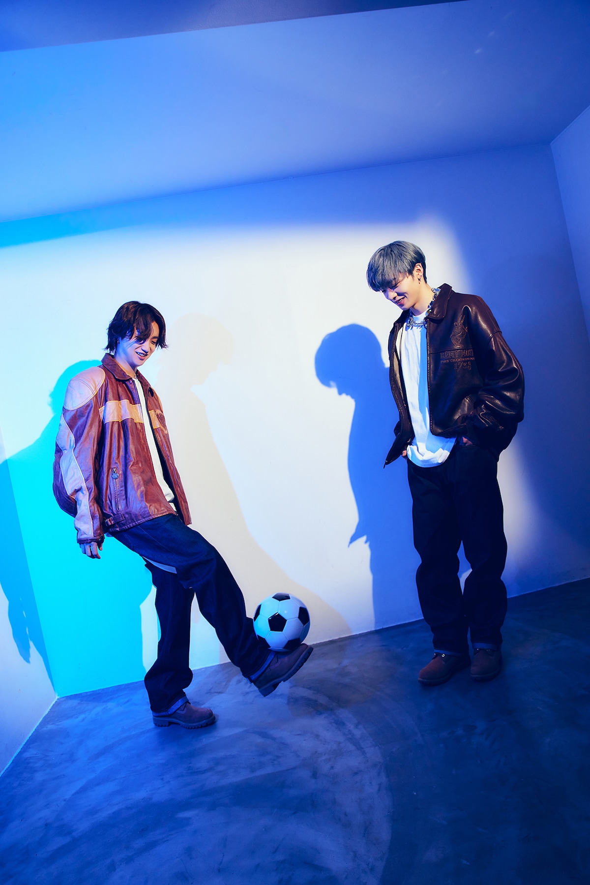 サッカーボールで遊ぶJUNON（左）とRYUHEI（右）。