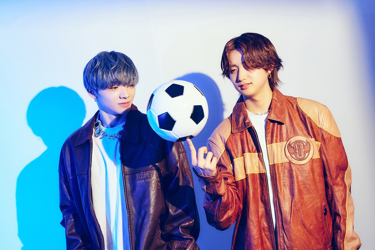 サッカーボールで遊ぶJUNON(右)と、それを見つめるRYUHEI(左)。