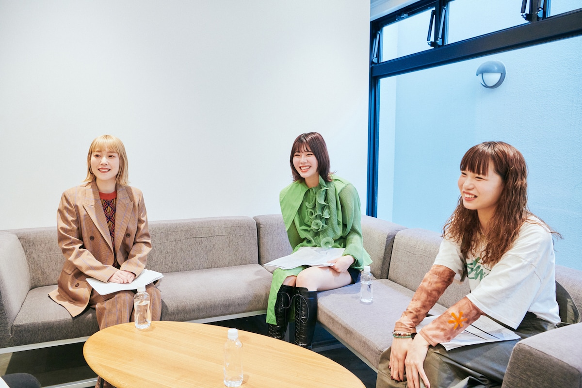 左からおかもとえみ（フレンズ）、眉村ちあき、やすだちひろ（POLY、Klang Ruler）。