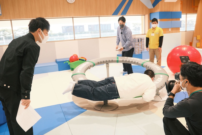 キッズルームで聞き込み調査するネルソンズ。