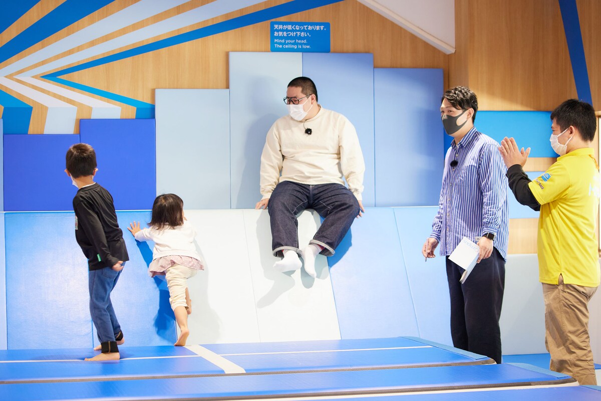 キッズルームで聞き込み調査するネルソンズ。