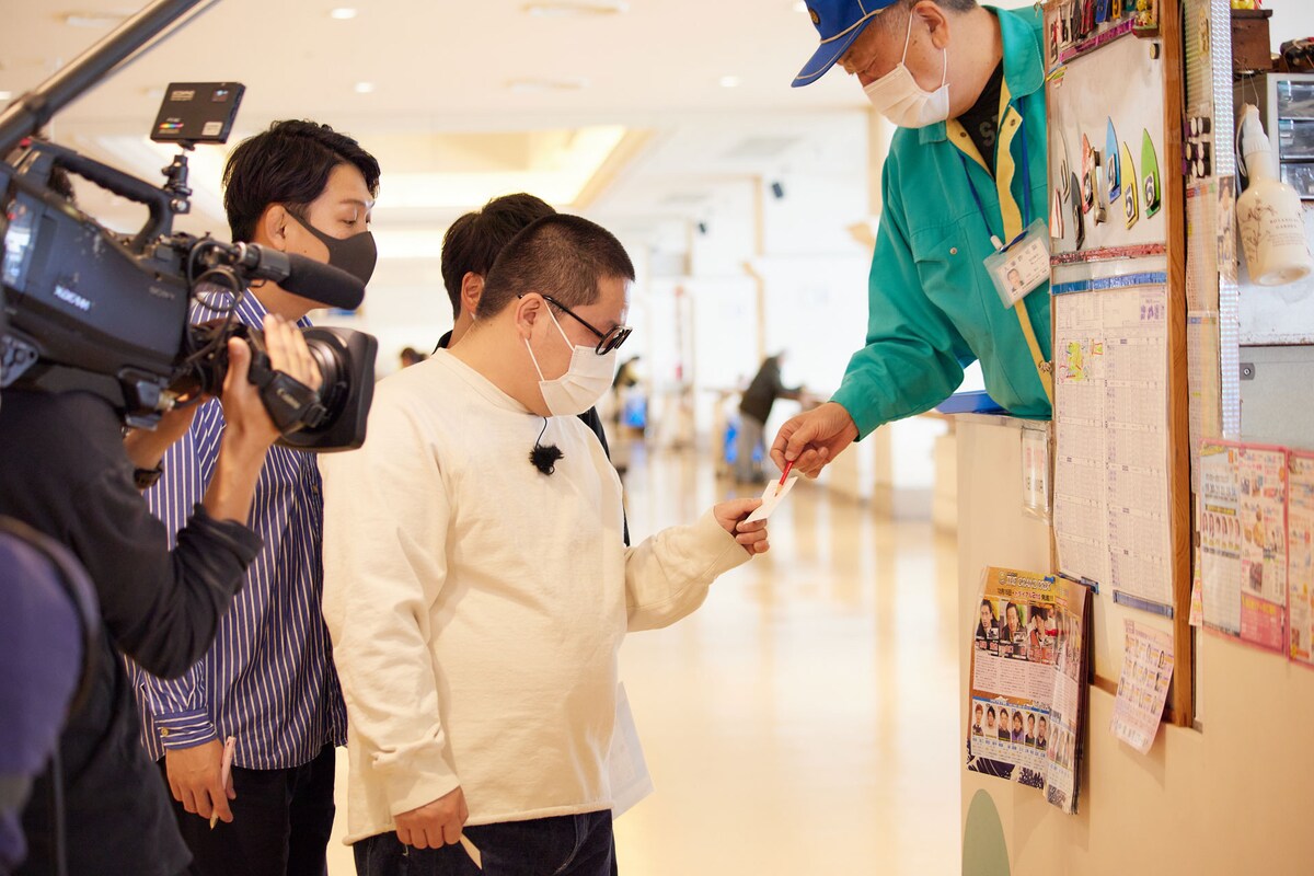 予想屋に話を聞くネルソンズ。