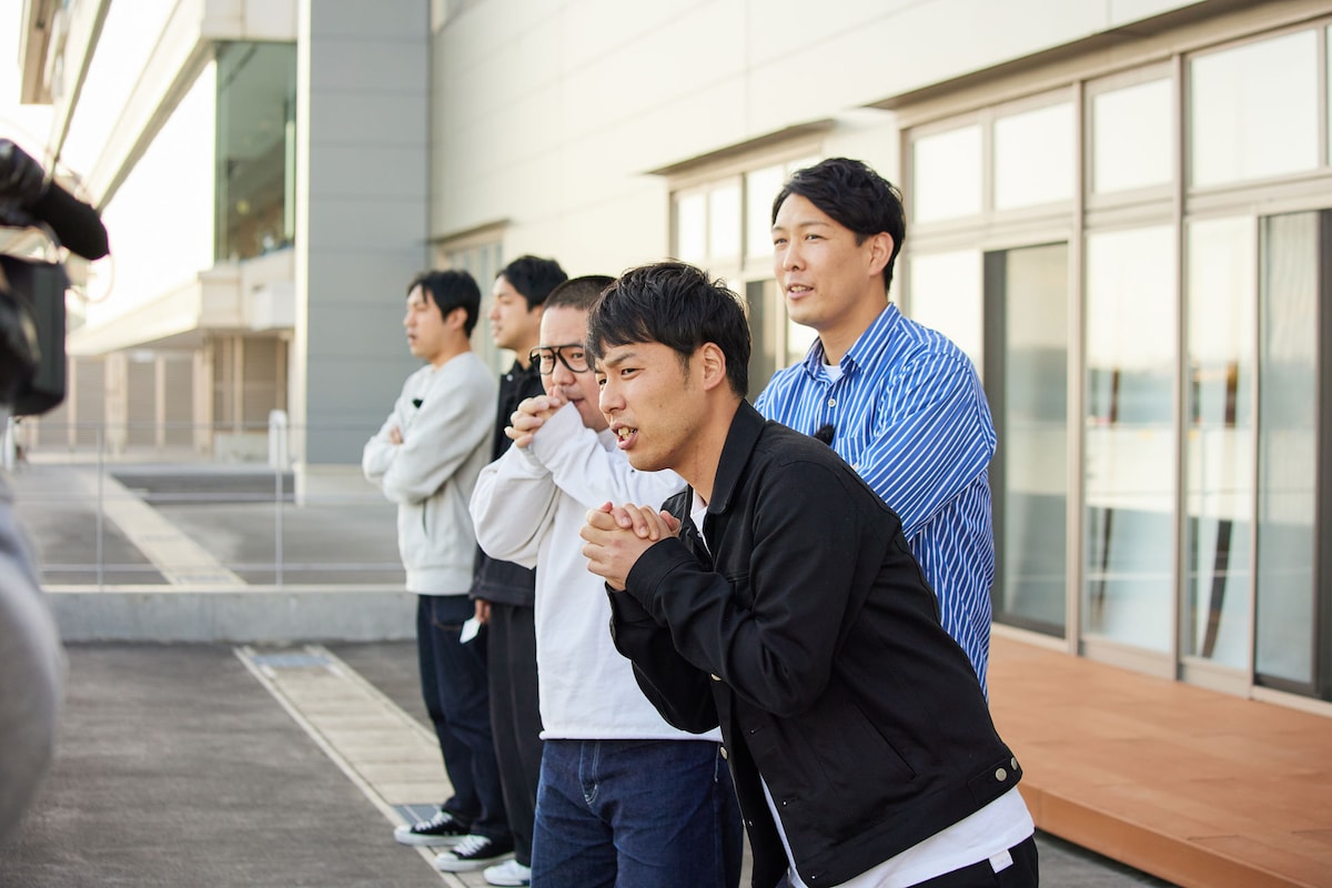 祈りながらレースを見守るネルソンズとダイタク。