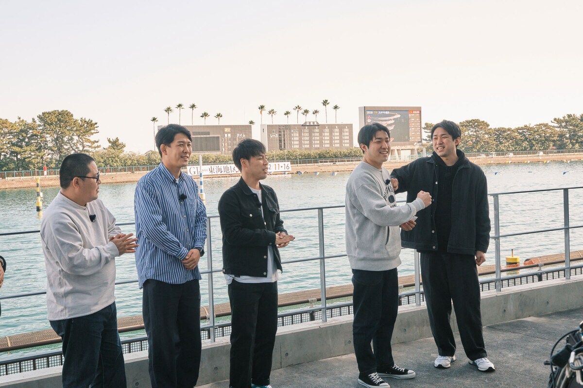 レース場をバックにロケをスタートさせるネルソンズとダイタク。