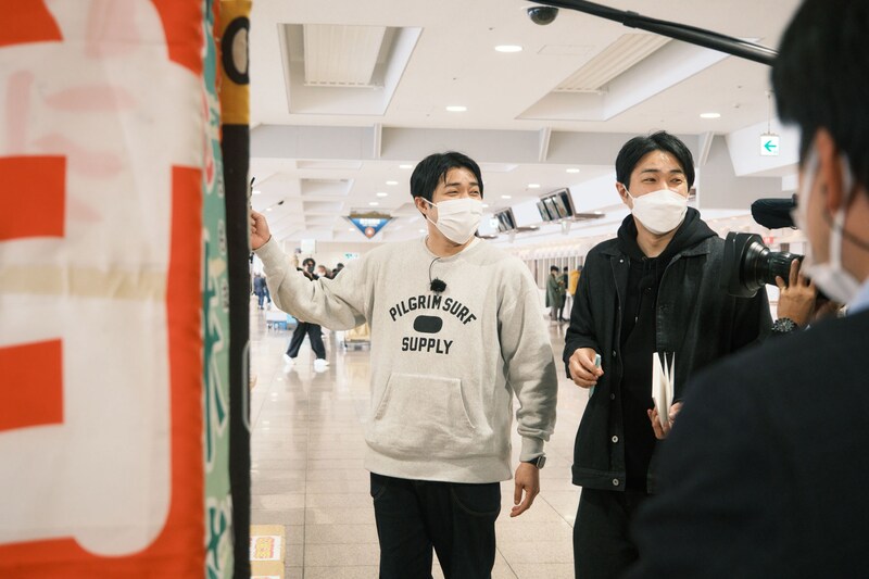 屋台の店主に話を聞くダイタク。