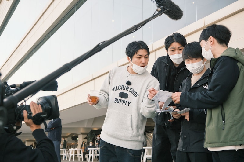 ダイタクのボートレース動画を見てやってきたという若者とレースに熱中。