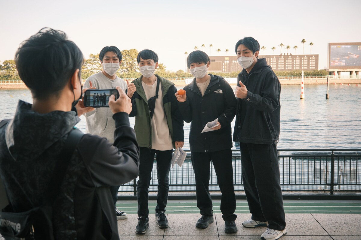 ダイタクのボートレース動画を見てやってきた若者と記念撮影。