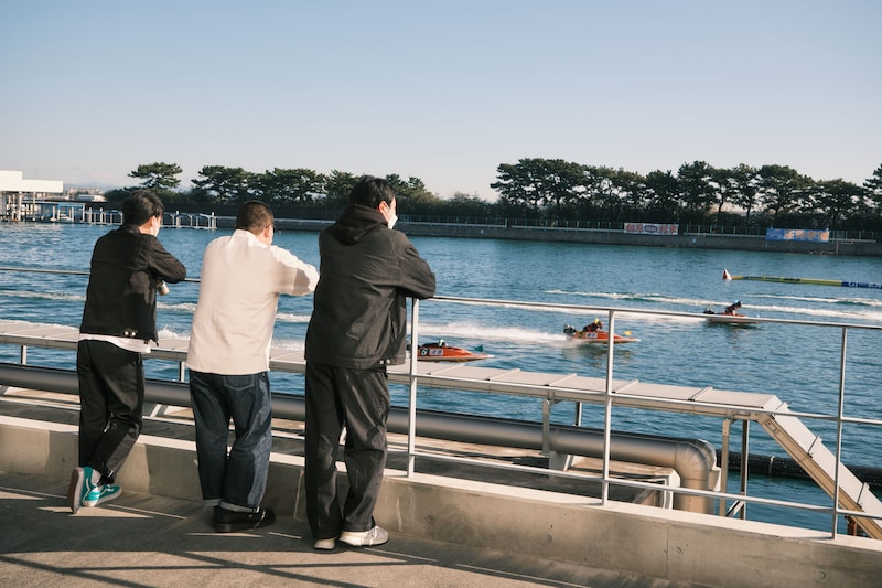 収録開始前、水面を眺めているネルソンズ。