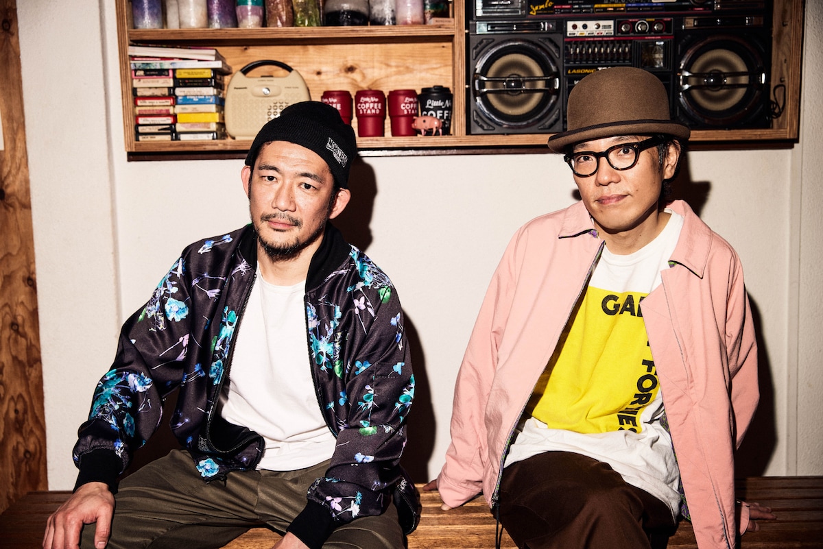 左からTOSHI-LOW、永積崇。