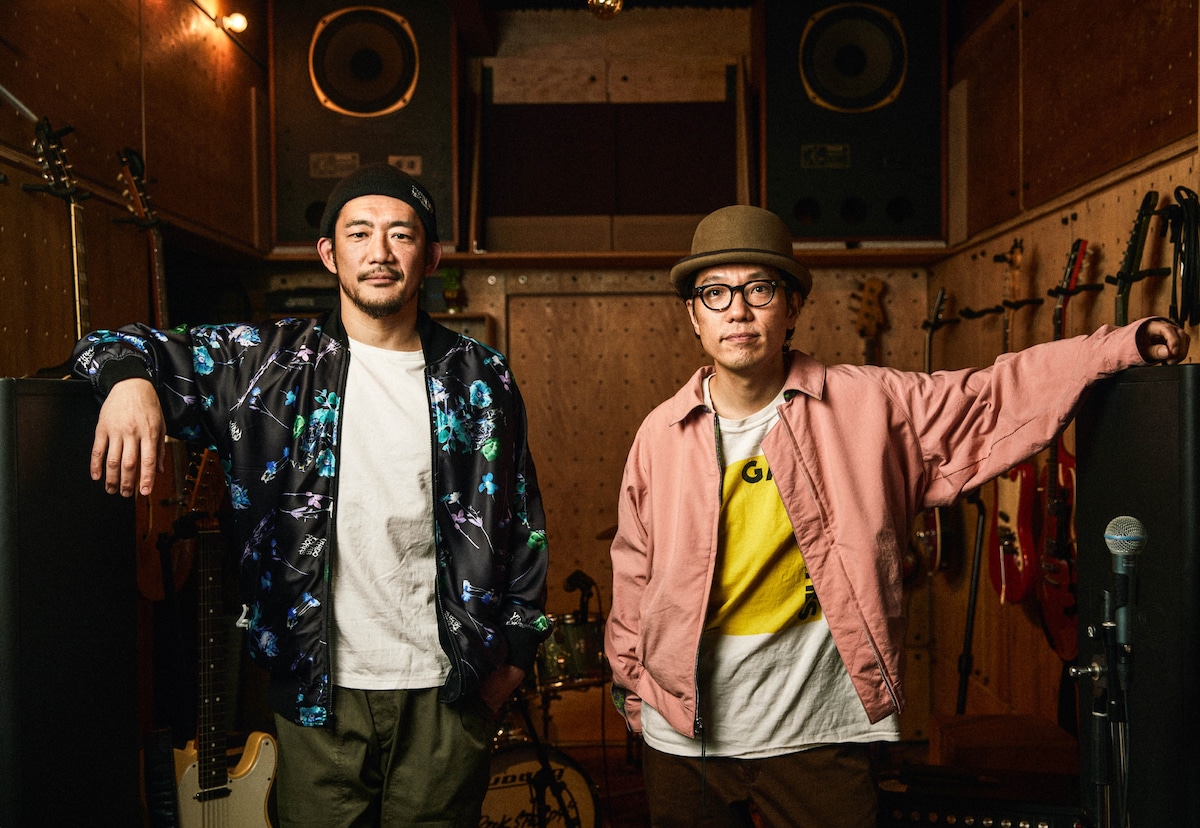 左からTOSHI-LOW、永積崇。