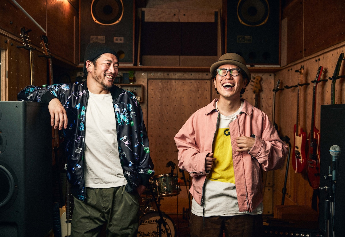 左からTOSHI-LOW、永積崇。