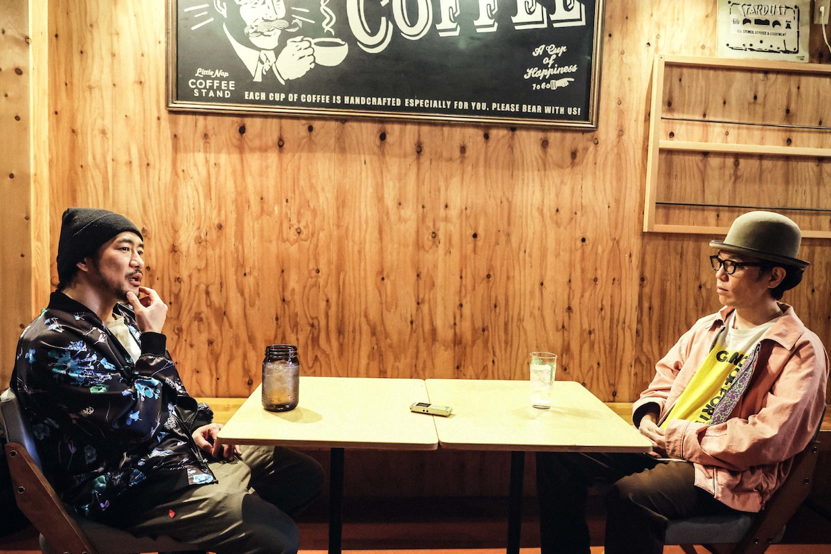 左からTOSHI-LOW、永積崇。