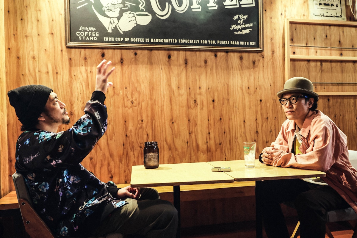 左からTOSHI-LOW、永積崇。