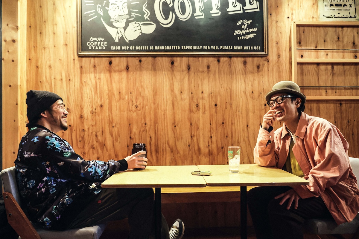 左からTOSHI-LOW、永積崇。