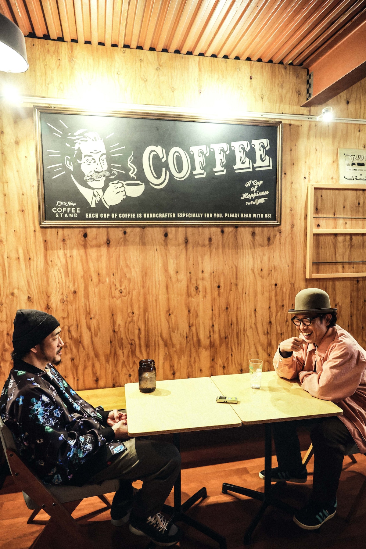 左からTOSHI-LOW、永積崇。