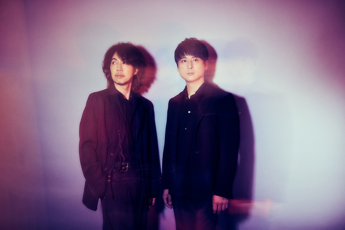 左から菊地英昭（G）、渡會将士（Vo）。