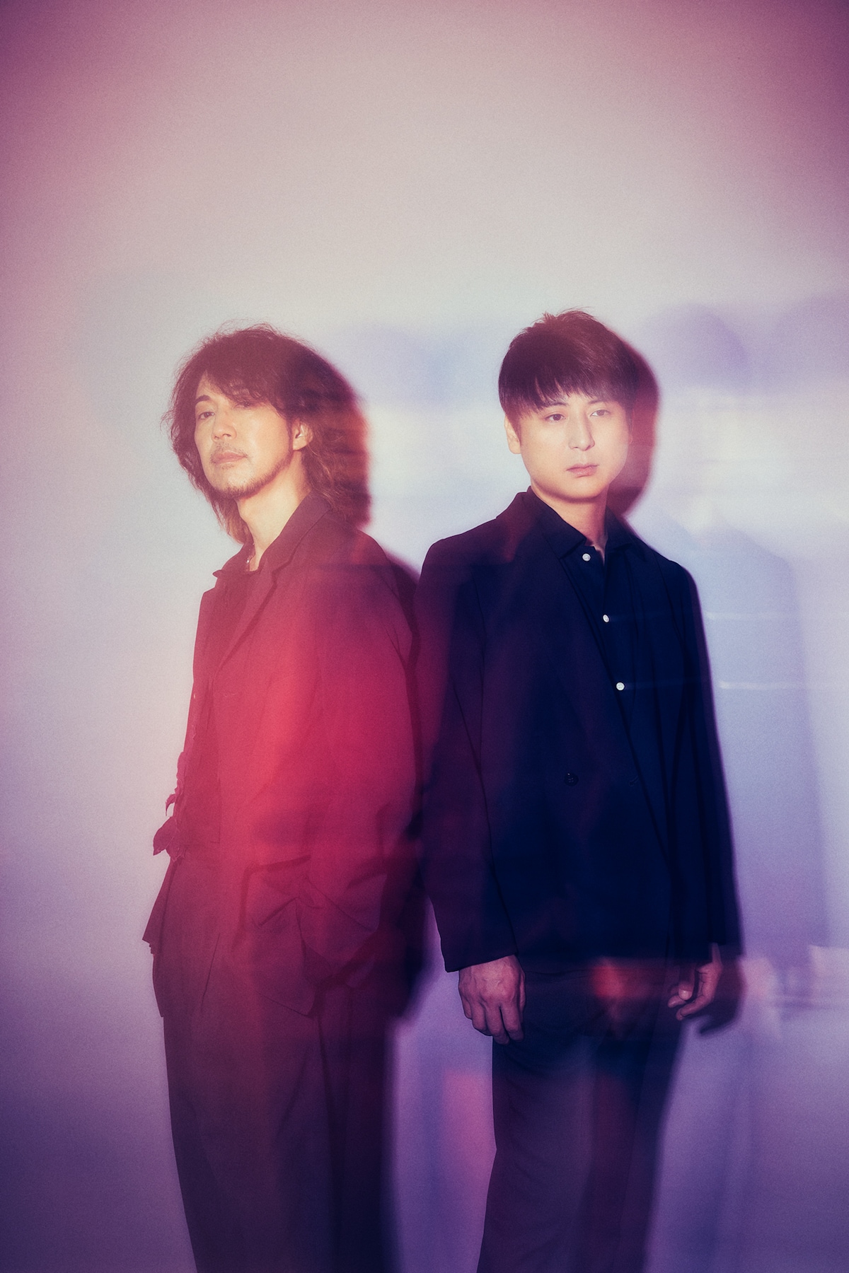 左から菊地英昭（G）、渡會将士（Vo）。