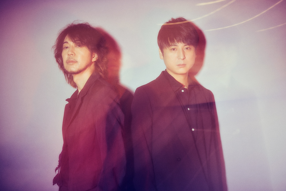 左から菊地英昭（G）、渡會将士（Vo）。