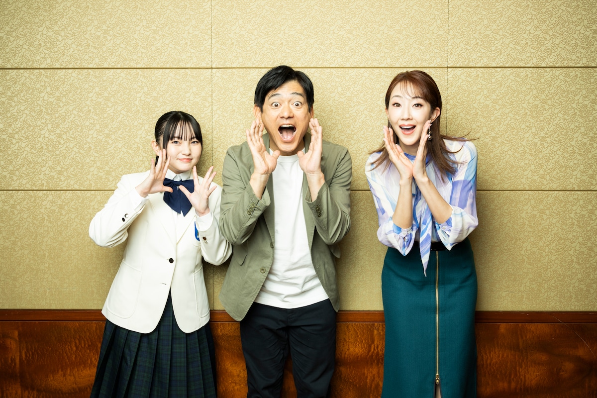 左から鈴木梨央、博多華丸、紅ゆずる。