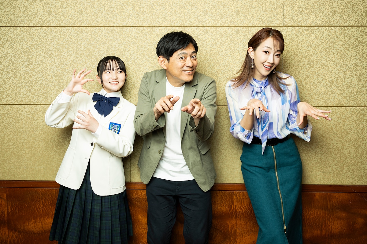 左から鈴木梨央、博多華丸、紅ゆずる。