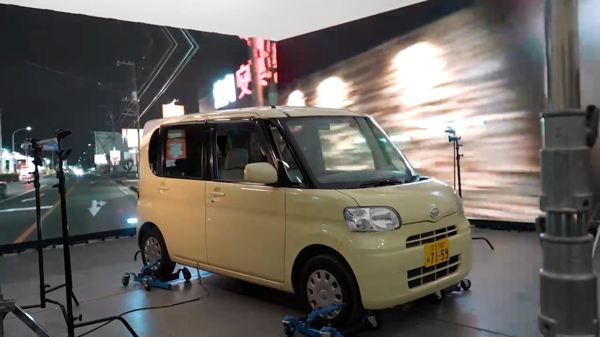 特典のメイキング映像より、LEDスクリーンを使ったスタジオ撮影の様子。