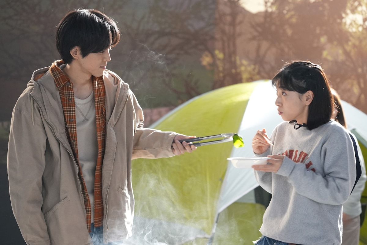 左から田邊勝役の松坂桃李、近藤麻美役の安藤サクラ。