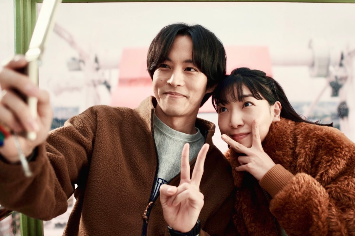 左から田邊勝役の松坂桃李、近藤麻美役の安藤サクラ。