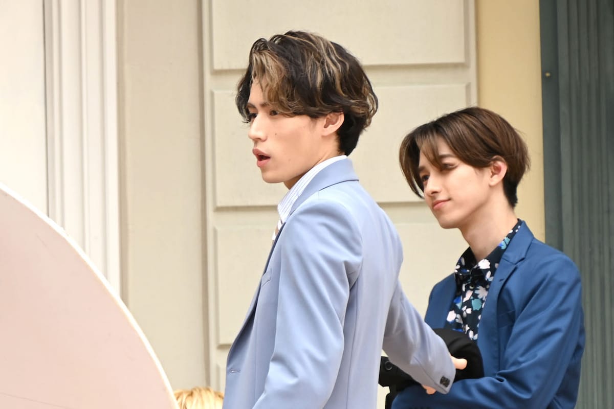 カフェ店員を演じたTAKUYA（手前）とYUMA（奥）。