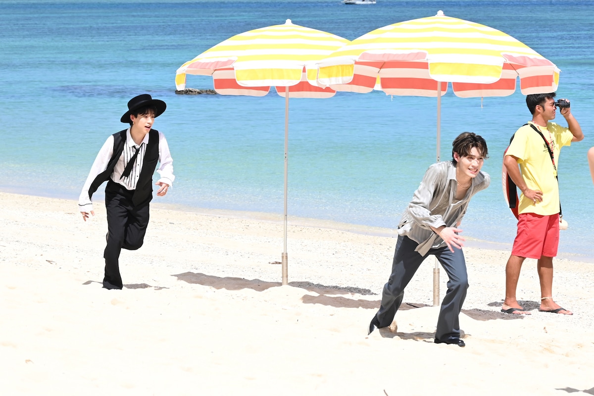 ドローンカメラの動きに合わせてダッシュするSHOOTとTAKUYA。