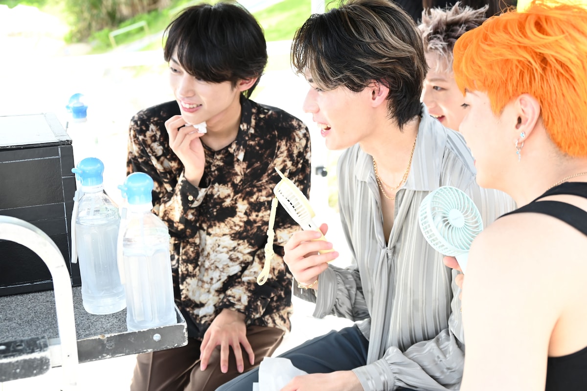 映像をチェックするHARUKI、TAKUYA、MORRIE、SEIYA（左から）。