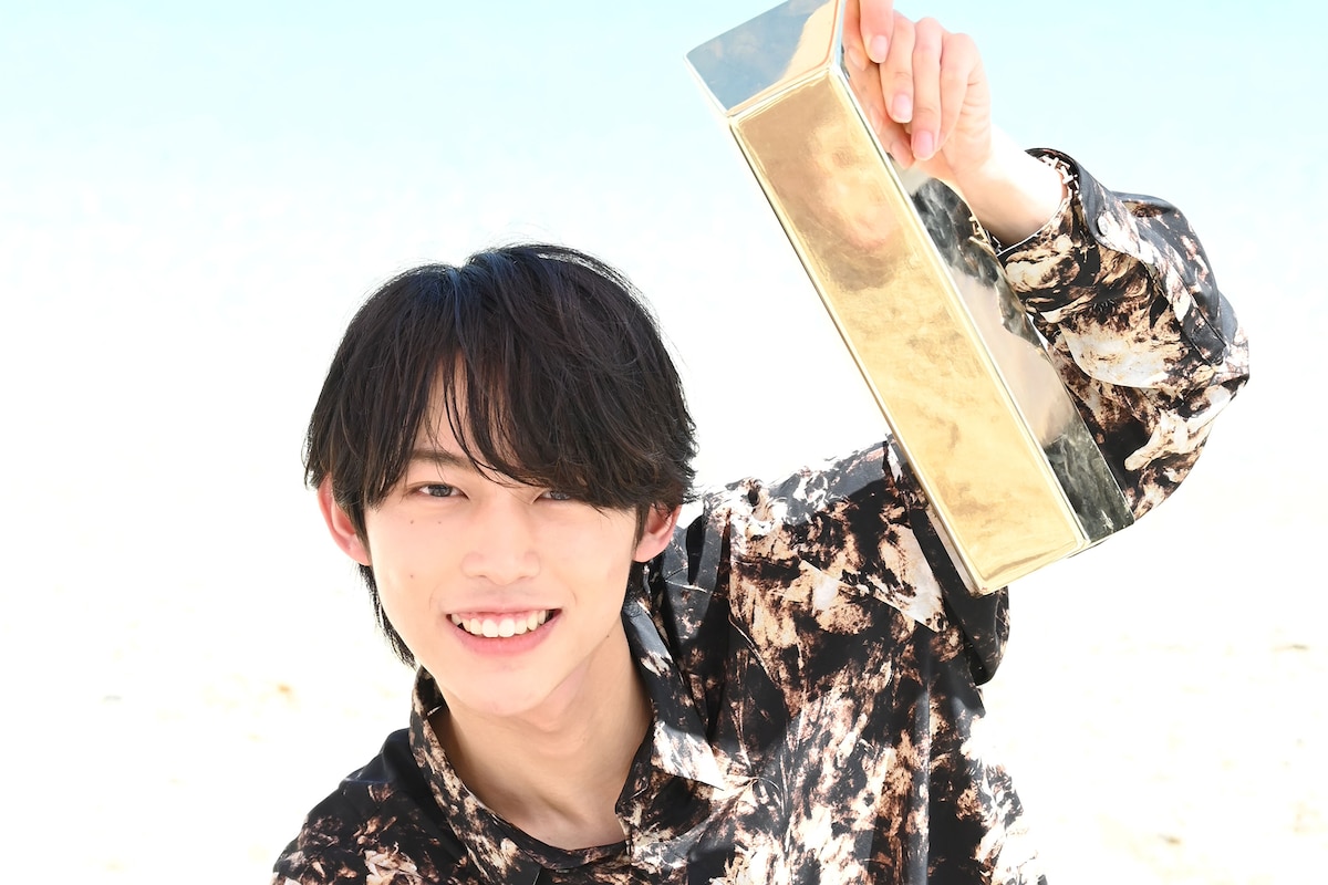 金塊をわしづかみにするHARUKI。