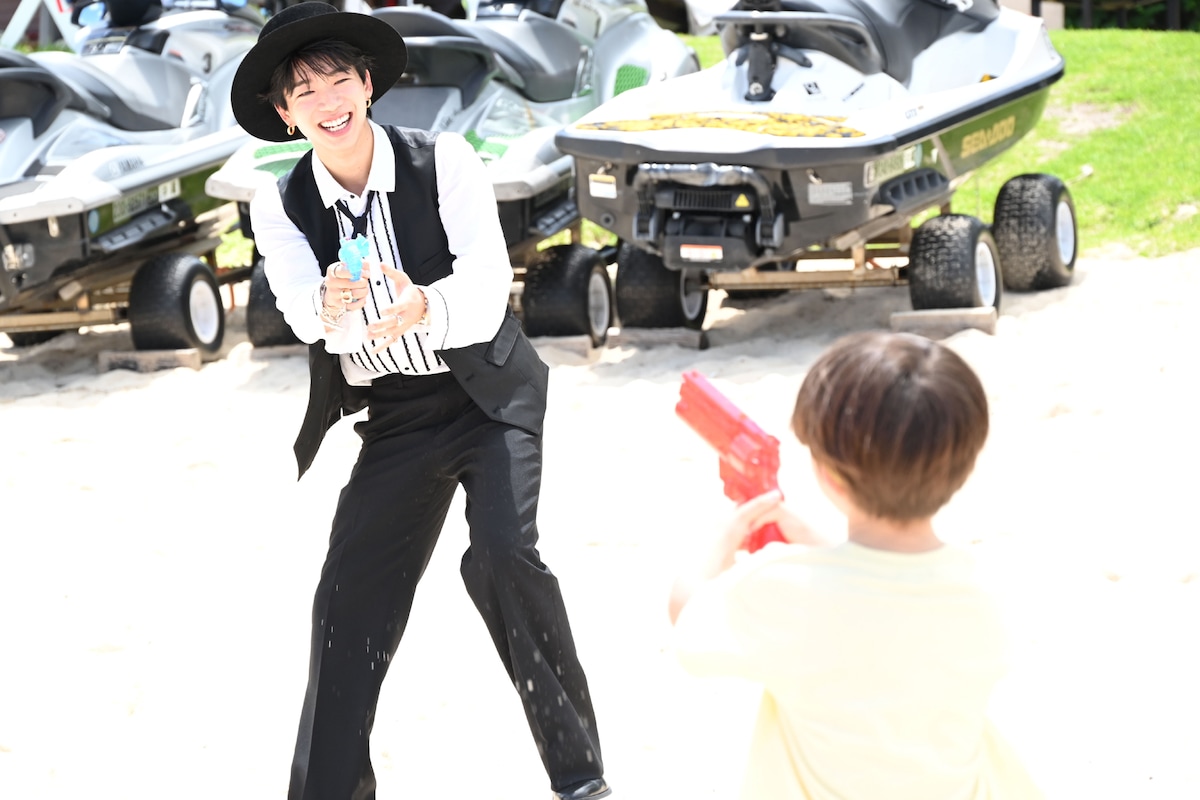 PV撮影を終え、男の子と水鉄砲で遊ぶSHOOT。